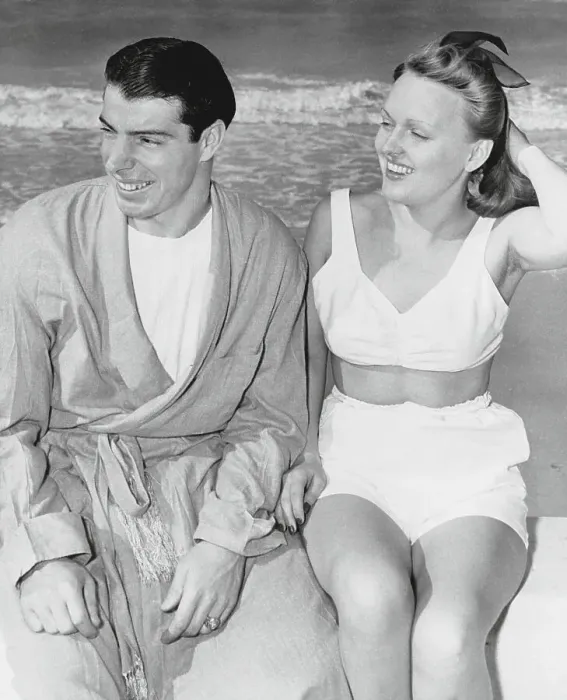 Framed Print : Joe DiMaggio and Dorothy Arnold Enjoying the Beach Framed Print : Joe DiMaggio and Dorothy Arnold Enjoying the Beach