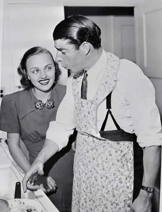 Framed Print : Joe DiMaggio with Fiancee Framed Print : Joe DiMaggio with Fiancee