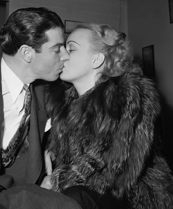 Framed Print : Joe DiMaggio Kissing Wife Framed Print : Joe DiMaggio Kissing Wife