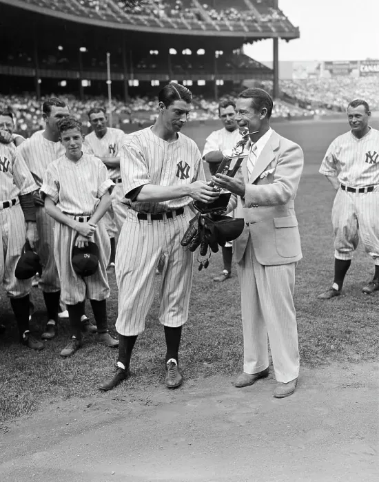 Framed Print : Joe Dimaggio Receiving Trophy On Field Framed Print : Joe Dimaggio Receiving Trophy On Field