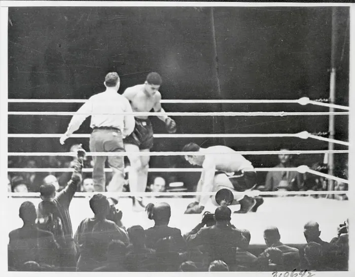 Framed Print : Joe Louis Beating Primo Carnera Framed Print : Joe Louis Beating Primo Carnera
