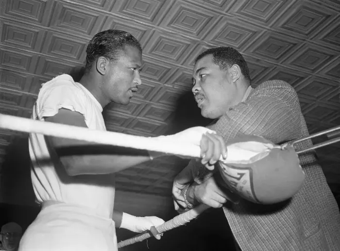 Framed Print : Joe Louis Coaching Sugar Ray Robinson Framed Print : Joe Louis Coaching Sugar Ray Robinson