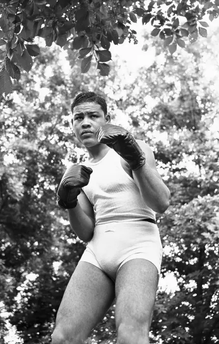 Framed Print : Joe Louis Demonstrating Boxing Stance Framed Print : Joe Louis Demonstrating Boxing Stance