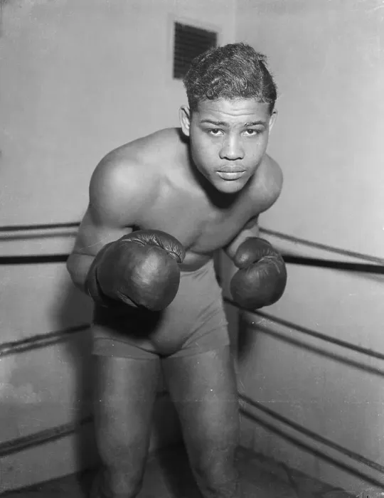 Framed Print : Joe Louis in Fighting Pose