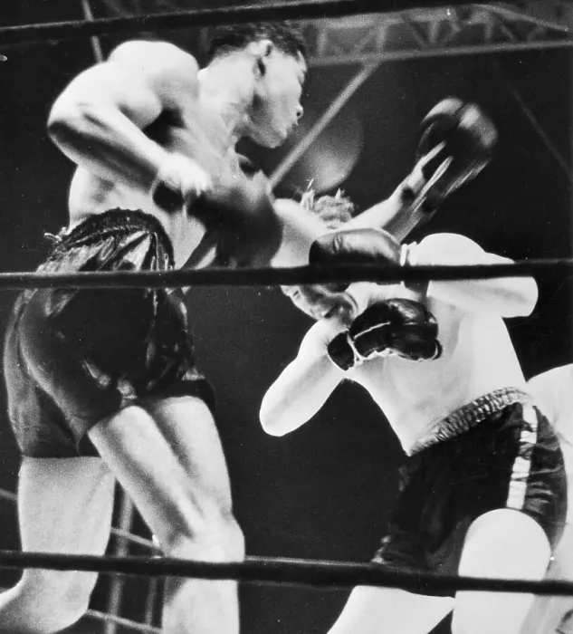 Framed Print : Joe Louis Punching Tommy Farr