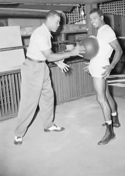 Framed Print : Joe Louis and Ray Robinson Toss Medicine Ball Framed Print : Joe Louis and Ray Robinson Toss Medicine Ball