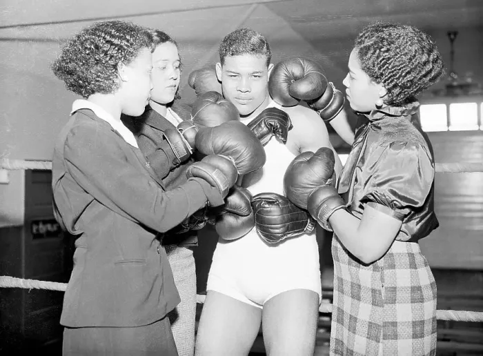 Framed Print : Joe Louis with Sisters in Boxing Ring
