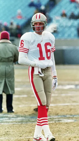 Joe Montana Print: 49ers Quarterback in Action (1989). Art Prints