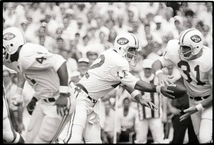 Framed Print : Joe Namath Hands Off To Bill Mathis