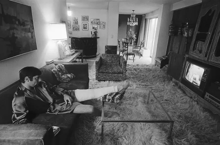 Framed Print : Joe Namath Relaxing With Foot up Framed Print : Joe Namath Relaxing With Foot up