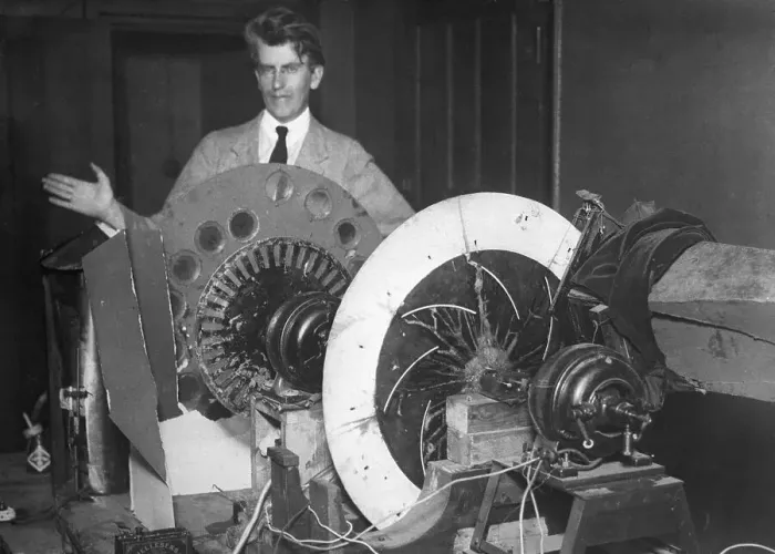 : John Baird with Experimental TV Apparatus : John Baird with Experimental TV Apparatus