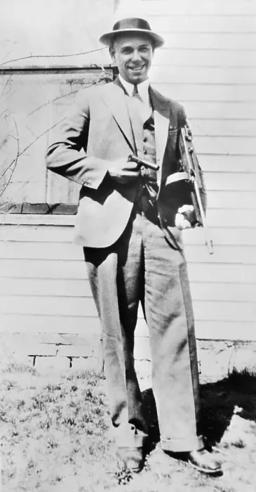 Framed Print : John Dillinger Poses with Machine Gun Framed Print : John Dillinger Poses with Machine Gun