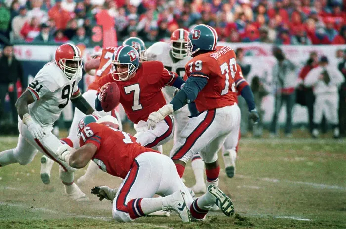 Framed Print : John Elway Escaping the Browns Framed Print : John Elway Escaping the Browns