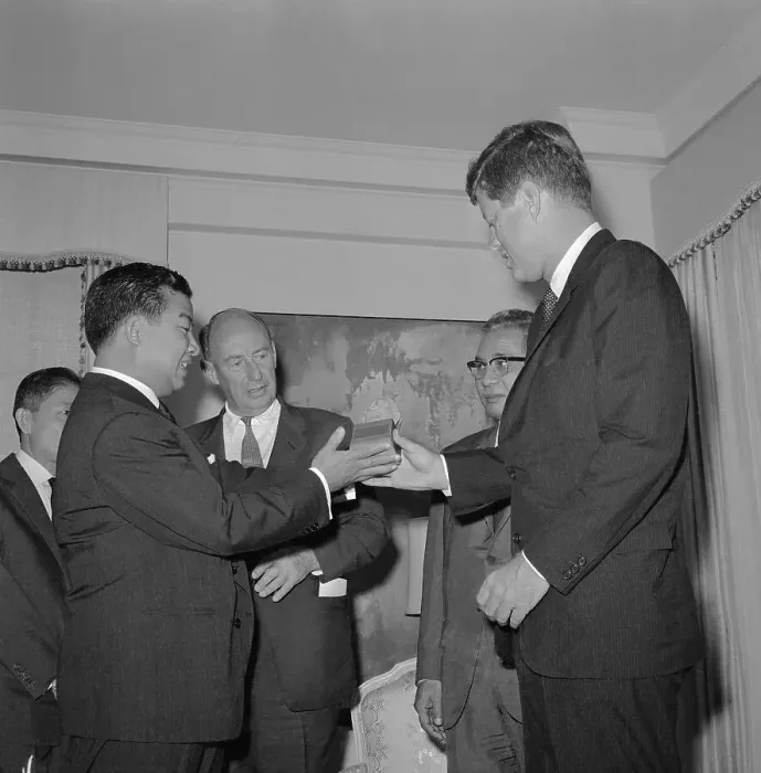 Framed Print : John F. Kennedy Receiving Buddha from Prince Norodom Sihanouk