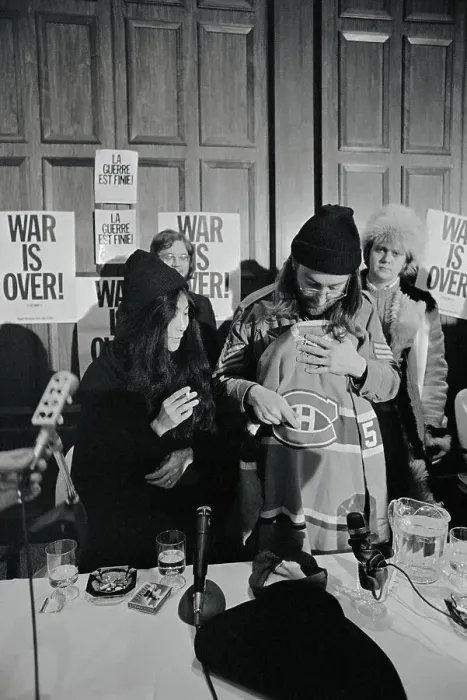 Framed Print : John Lennon and Yoko Ono Receiving Gift Framed Print : John Lennon and Yoko Ono Receiving Gift