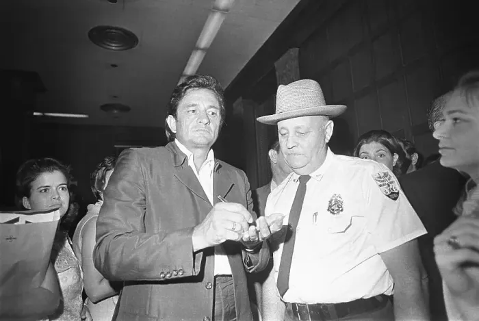 : Johnny Cash Signing Autographs : Johnny Cash Signing Autographs