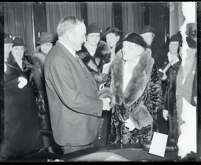 Framed Print : Joseph Robinson Shaking Hands With Carrie Catt Framed Print : Joseph Robinson Shaking Hands With Carrie Catt
