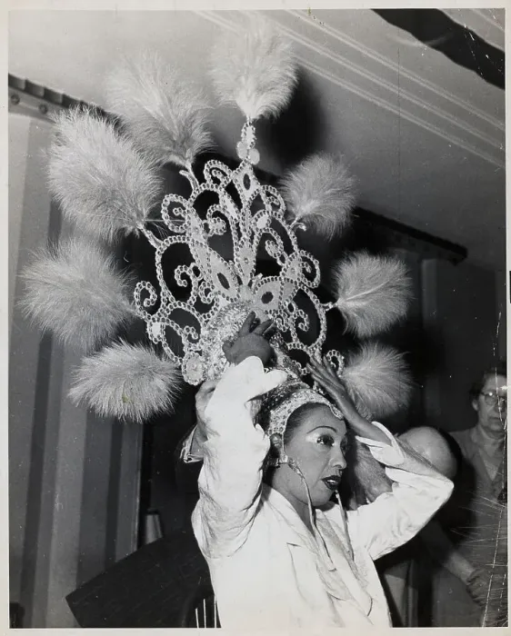 Framed Print : Josephine Baker Puts On Large Headpiece Framed Print : Josephine Baker Puts On Large Headpiece