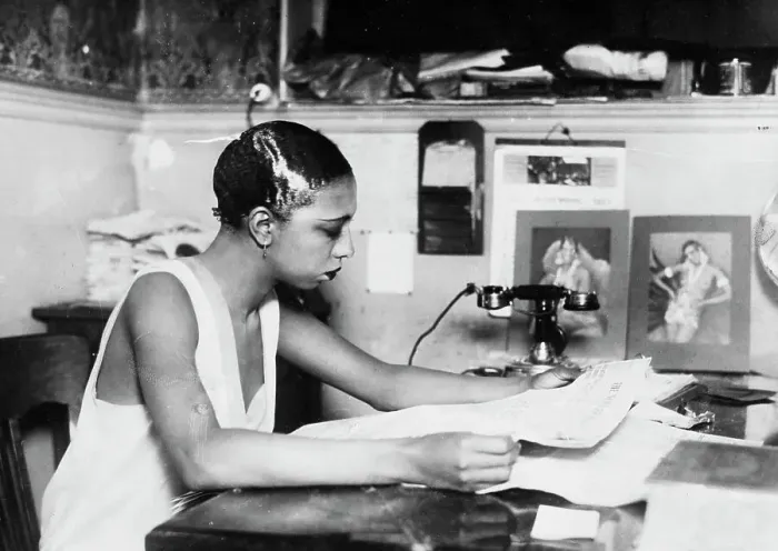 Framed Print : Josephine Baker Working At Her Own Bar Framed Print : Josephine Baker Working At Her Own Bar