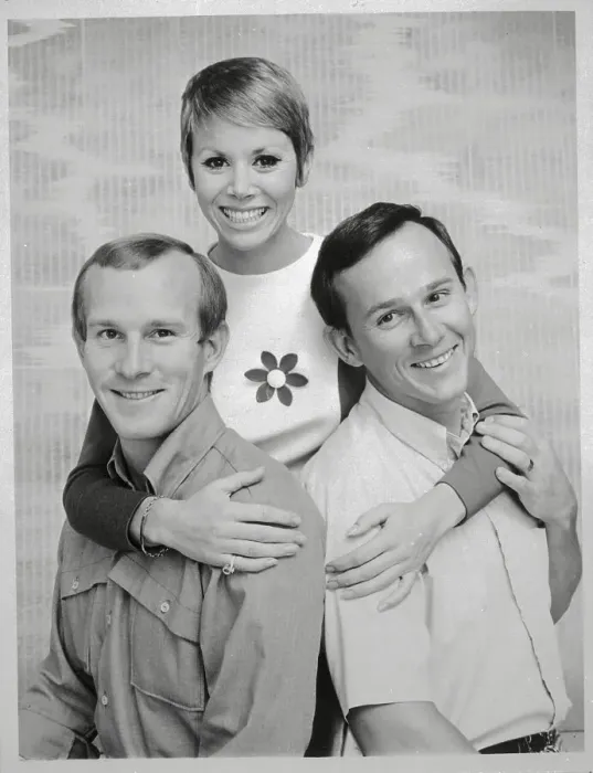 : Judy Carne with the Smothers Brothers : Judy Carne with the Smothers Brothers