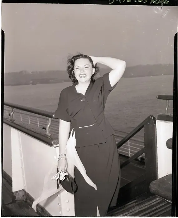 Framed Print : Judy Garland Arriving in New York from London Framed Print : Judy Garland Arriving in New York from London