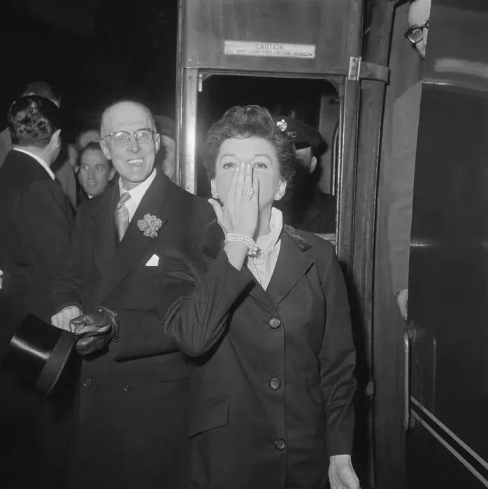 Framed Print : Judy Garland Blowing a Kiss to Fans Framed Print : Judy Garland Blowing a Kiss to Fans