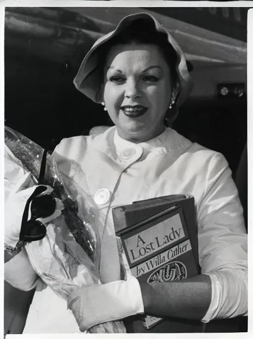 Framed Print : Judy Garland with Flowers Arrives at Airport Framed Print : Judy Garland with Flowers Arrives at Airport