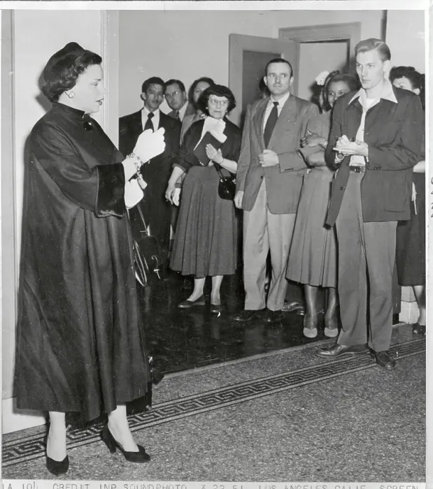 Framed Print : Judy Garland Outside Courtroom Framed Print : Judy Garland Outside Courtroom