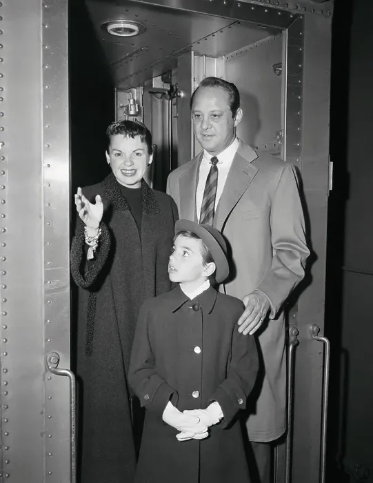 Framed Print : Judy Garland Posing with Sid Luft and Her Daughter Liza Minnelli Framed Print : Judy Garland Posing with Sid Luft and Her Daughter Liza Minnelli