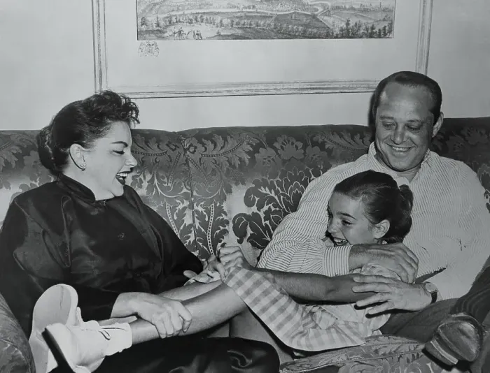 Framed Print : Judy Garland and Sid Luft Sitting on Couch with Her Daughter Liza Framed Print : Judy Garland and Sid Luft Sitting on Couch with Her Daughter Liza