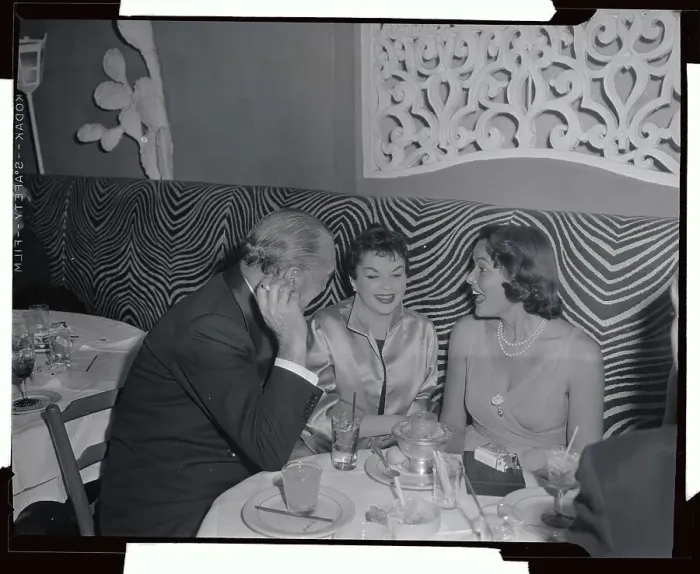 Framed Print : Judy Garland Sitting with Gene Tierney and Michael Curtiz Framed Print : Judy Garland Sitting with Gene Tierney and Michael Curtiz
