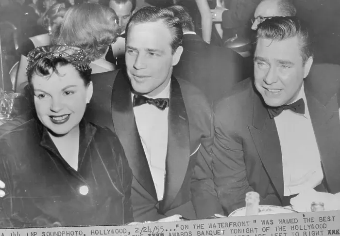 Framed Print : Judy Garland Sitting with Male Oscar Nominees Framed Print : Judy Garland Sitting with Male Oscar Nominees