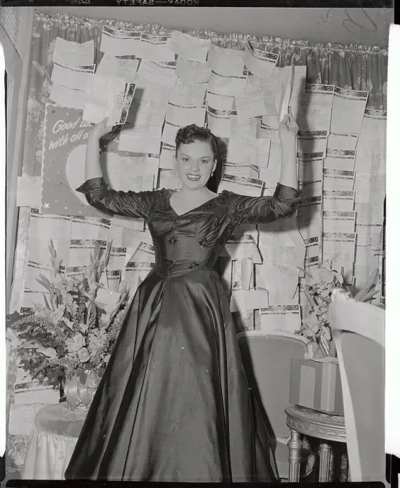 Framed Print : Judy Garland Standing Near Fans Greeting Display Framed Print : Judy Garland Standing Near Fans Greeting Display