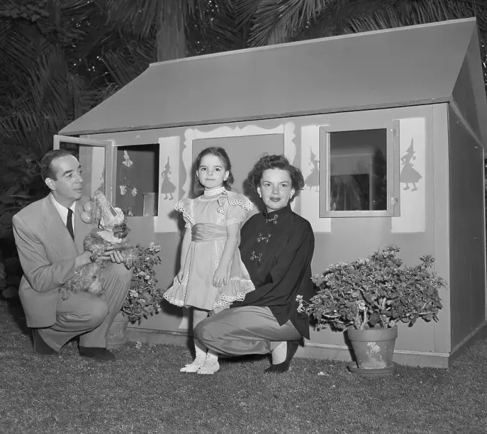 Framed Print : Judy Garland with Vincente and Liza Minnelli Framed Print : Judy Garland with Vincente and Liza Minnelli