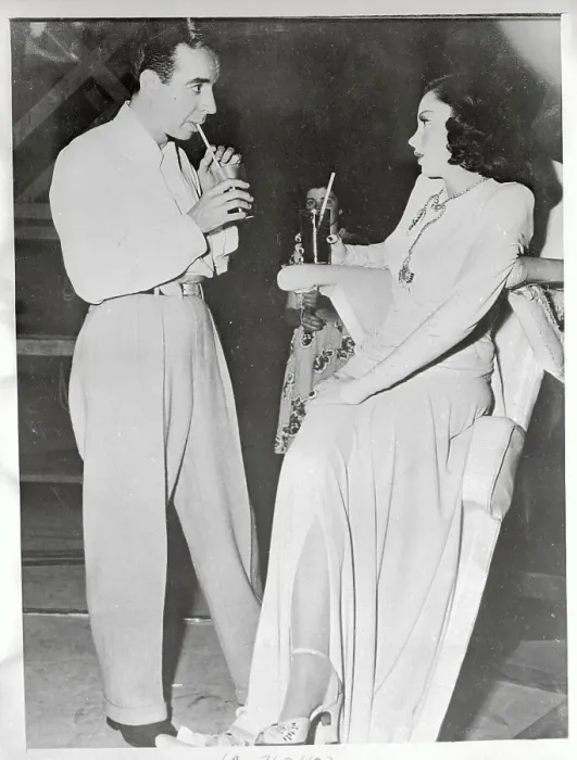 Framed Print : Judy Garland and Vincente Minnelli Talking over Drinks Framed Print : Judy Garland and Vincente Minnelli Talking over Drinks