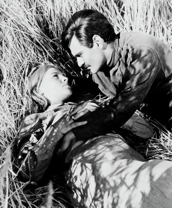 Framed Print : Julie Christie and Omar Sharif in Doctor Zhivago Framed Print : Julie Christie and Omar Sharif in Doctor Zhivago