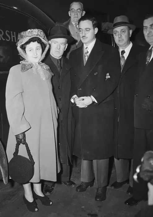 Framed Print : Julius and Ethel Rosenberg Arrive at Court