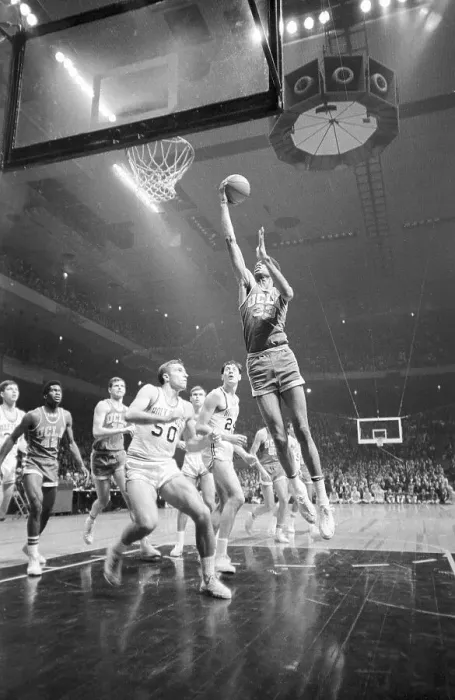 Framed Print : Kareem Abdul-Jabbar in Basketball Action Framed Print : Kareem Abdul-Jabbar in Basketball Action