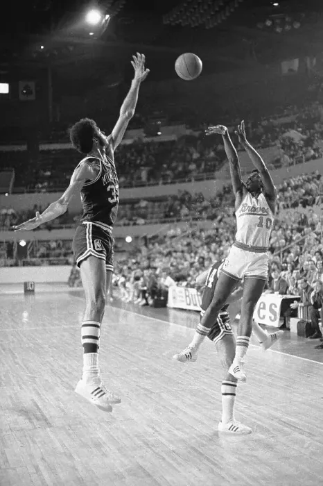 Framed Print : Kareem Abdul Jabbar About to Block Shot Framed Print : Kareem Abdul Jabbar About to Block Shot
