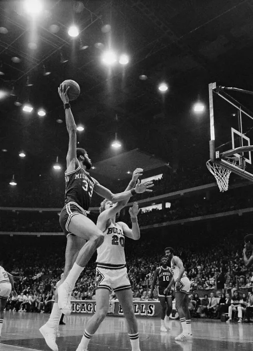 Framed Print : Kareem Abdul Jabbar Shooting the Ball Framed Print : Kareem Abdul Jabbar Shooting the Ball