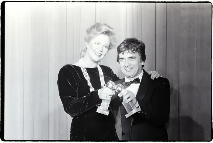 Framed Print : Kathleen Turner and Dudley Moore With Golden Globe Awards Framed Print : Kathleen Turner and Dudley Moore With Golden Globe Awards