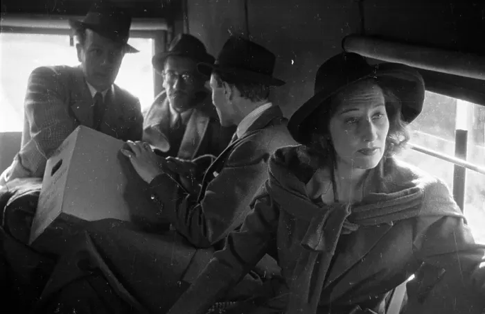 Framed Print : Kay Young. 16th October 1943: Kay Young travelling with other actors Framed Print : Kay Young. 16th October 1943: Kay Young travelling with other actors