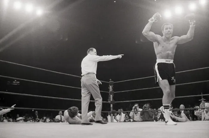 Framed Print : Ken Norton with Hands Raised In Victory Framed Print : Ken Norton with Hands Raised In Victory