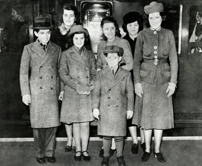 Framed Print : Kennedy Children and Mother at Victoria Station