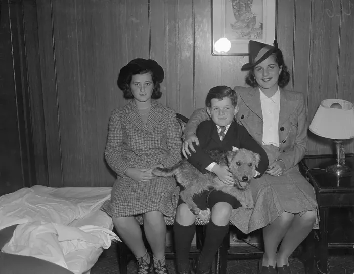 Framed Print : Kennedy Family Members Sitting Together with Their Dog Framed Print : Kennedy Family Members Sitting Together with Their Dog