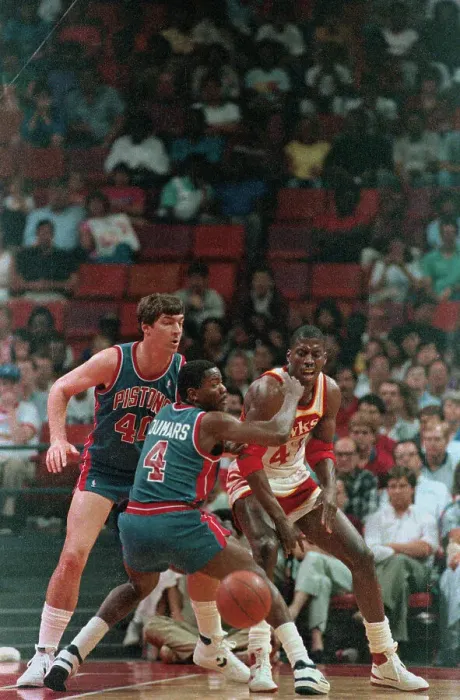 Framed Print : Kevin Willis Passing Basketball Framed Print : Kevin Willis Passing Basketball