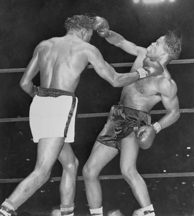 Framed Print : Kid Gavilan and Gil Turner in Boxing Action Framed Print : Kid Gavilan and Gil Turner in Boxing Action
