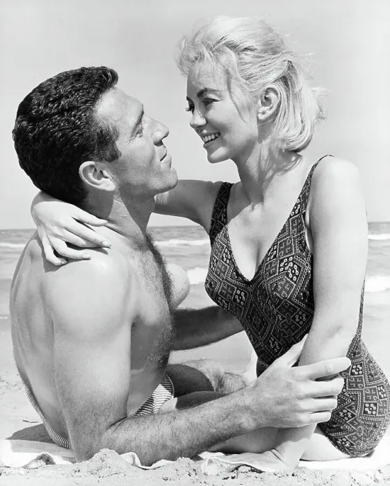 Framed Print : Kieron Moore And Dana Andrews In Crack In The World Framed Print : Kieron Moore And Dana Andrews In Crack In The World