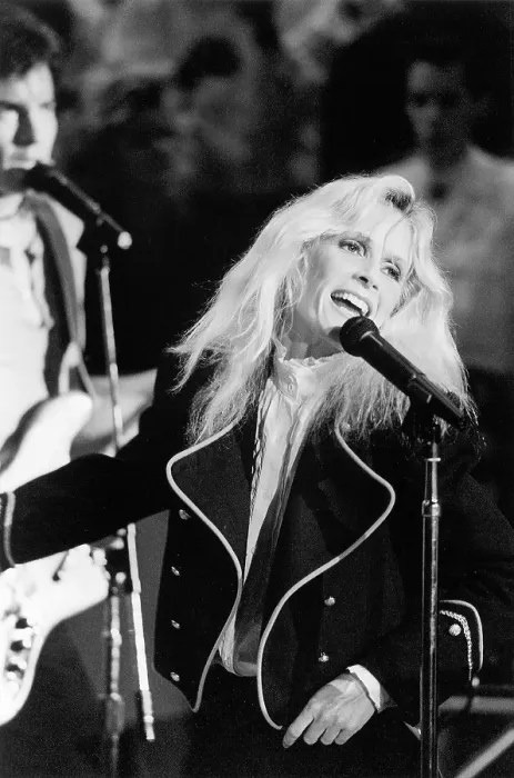 Framed Print : Kim Carnes Performs On Stage Framed Print : Kim Carnes Performs On Stage