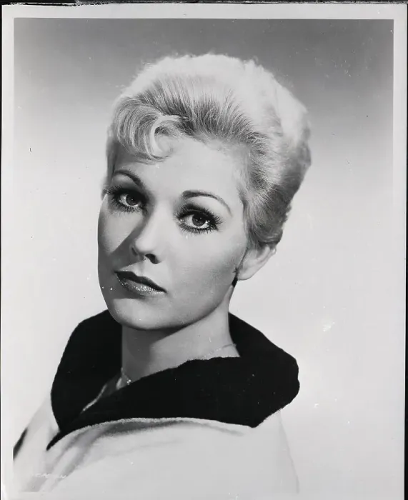 Framed Print : Kim Novak, Headshoulder Shot